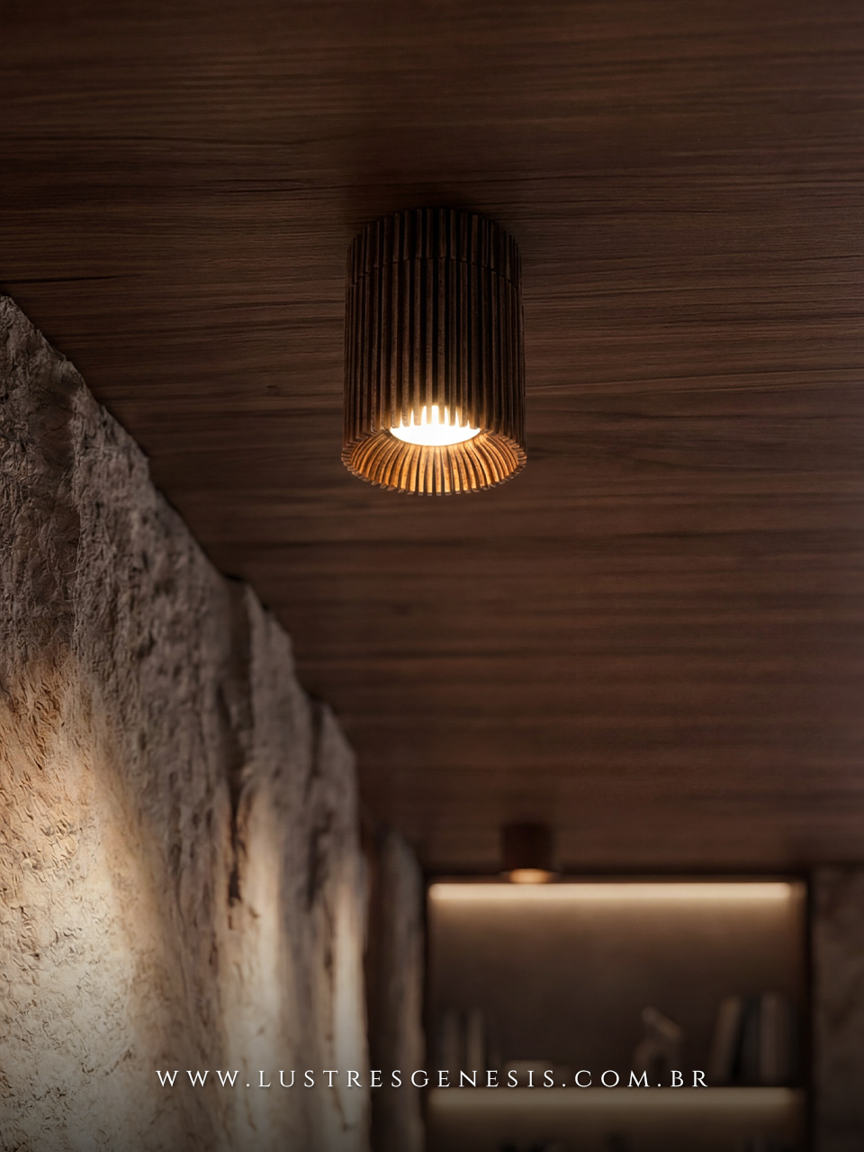 O Spot de Sobrepor Cacto LMC436 em madeira natural multilaminada destaca a decoracao com elegancia e sofistica&ccedil;&atilde;o. Possui dimensoes compactas de &Oslash;10cm por 16cm de altura e soquete GU10 para lampada dicroica MR16 LED.